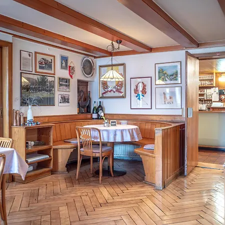 Loewen Tosters 酒店 *