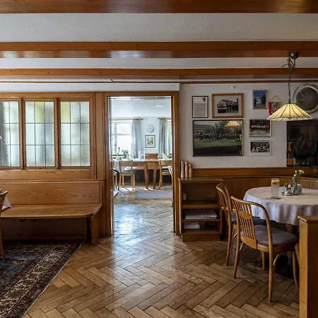 Loewen Tosters Hotel *