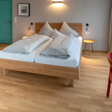 Loewen Tosters Hotel