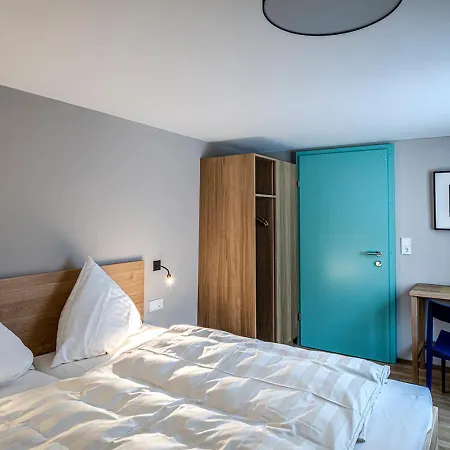Loewen Tosters Hotel *