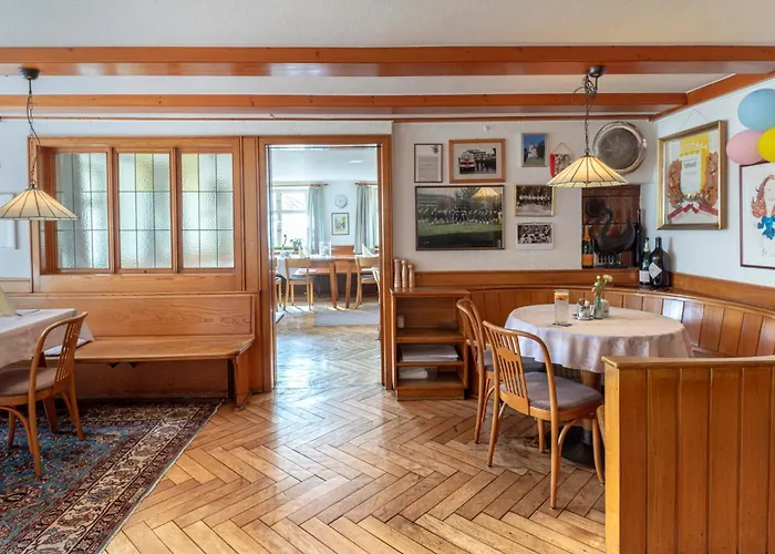 Loewen Tosters Hotel *