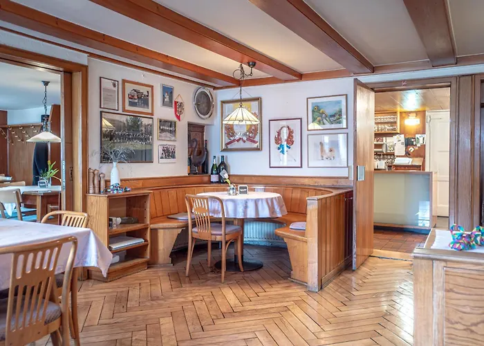 Loewen Tosters Hotel *